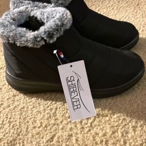 NWT women’s waterproof booties size 8.